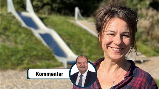 Das Foto zeigt eine lachende Frau vor einer Rutsche.