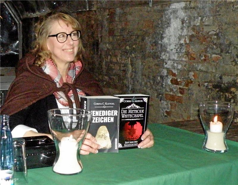 Corina C. Klengel präsentiert ihren Krimi „Venedigerzeichen“ und den neuen Roman „Die Methode Whitechapel“ im Tscherperstollen des Rammelsbergs. Foto: Habel