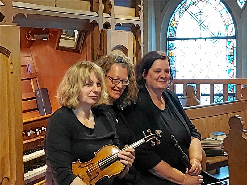 „Schööön“: Drei Konzerte in drei Kirchen Corinna Guzinski (Flöte), Ulrike Lausberg (Orgel) und Ellen Ellermann (Geige, v. li.) interpretieren an allen drei Stationen besinnliche und elanvolle Musik. Foto: Jelinski