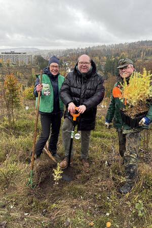 Umweltminister: „Der Harz und die Welt sollen grüner werden“ Cornelia Ehrhardt ernennt Niedersachsens Umweltminister Christian Meyer bei der Pflanzaktion des Vereins „Braunlager Bäume“ zum Waldmeister.
