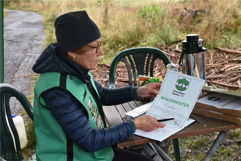 Cornelia Ehrhardt stellt die Urkunden für die Teilnehmer der Pflanzaktion aus. Foto: Breutel