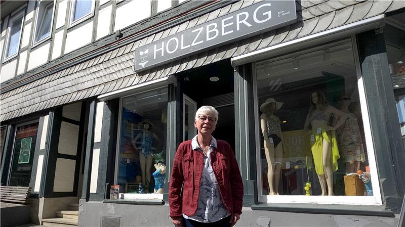 Cornelia Greb vor ihrem Laden, den sie am 24. September abschließt.