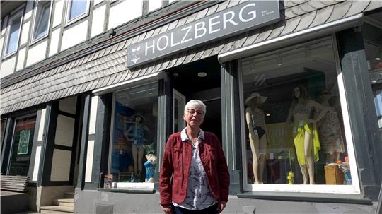 Cornelia Greb vor ihrem Laden, den sie am 24. September abschließt.
