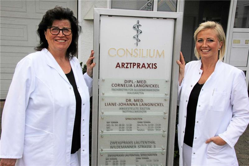 Cornelia Langnickel (li,) und ihre Tochter Liane-Johanna streben an, im kommenden Jahr eine Gemeinschaftspraxis zu eröffnen. Noch ist die Tochter in der Weiterbildung und arbeitet als angestellte Ärztin in der Praxis ihrer Mutter. Foto: Ciszewski