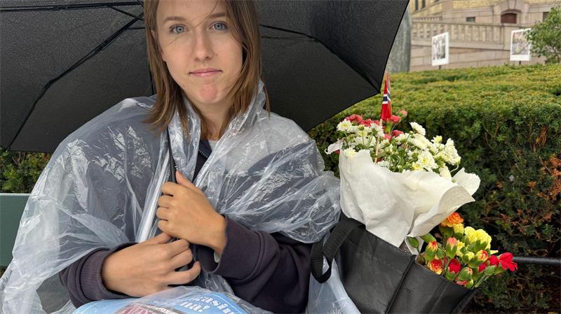 Gesichter der Trauer: So erinnern sich Norweger an Harald Cornelia Lillelien hat Blumen in Haralds Lieblingsfarbe ausgesucht, erzählt sie.