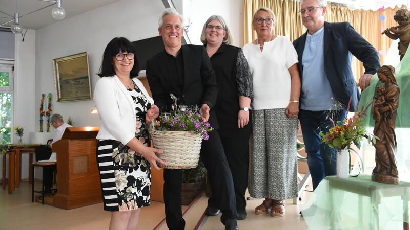 Cornelia Tiefenbach wird auch mit Blumen verabschiedet. Neben ihr Andreas Jensen, der in Doppelfunktion da war: als Pfarrer und als Vorsitzender des Verwaltungsrats des Kirchlichen Vereins, Träger der Einrichtung. Foto: Kempfer