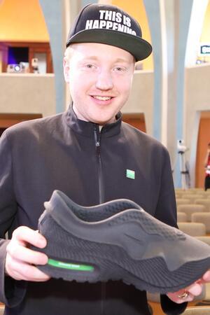 Jubiläumsglückwünsche aus der ganzen Welt Cornelius Schmitt zeigt seinen 3D-Schuh.
