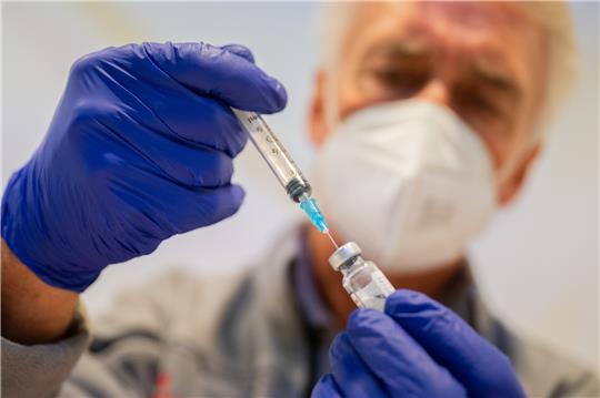 Corona-Impfung: Aktuell haben 61,8 Prozent der Bevölkerung eine Auffrischungsimpfung erhalten.