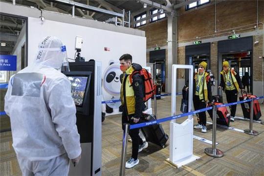 Corona-Kontrolle geht über alles: Mitglieder des deutschen Teams passieren die Sicherheitsschleuse im Olympischen Dorf. Foto: dpa