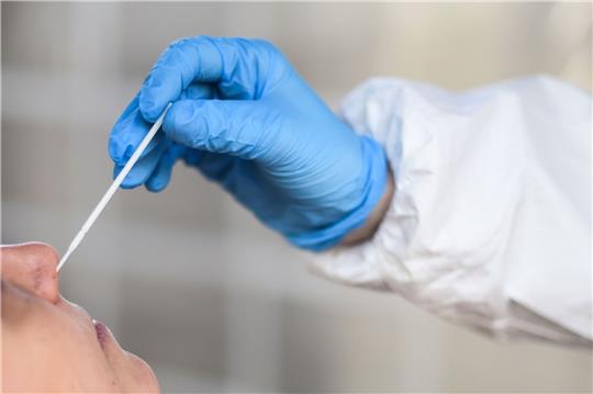 Corona-Test: 36,1 Milliarden Euro der Gesundheitsausgaben im Jahr 2022 standen im Zusammenhang mit der Pandemie.