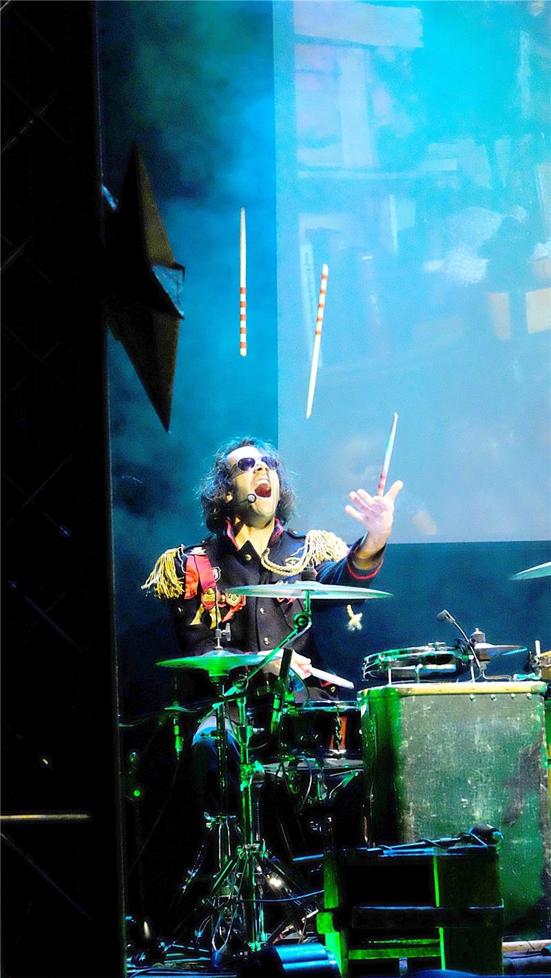 Cortes jongliert beim Spiel mit den Drumsticks.
