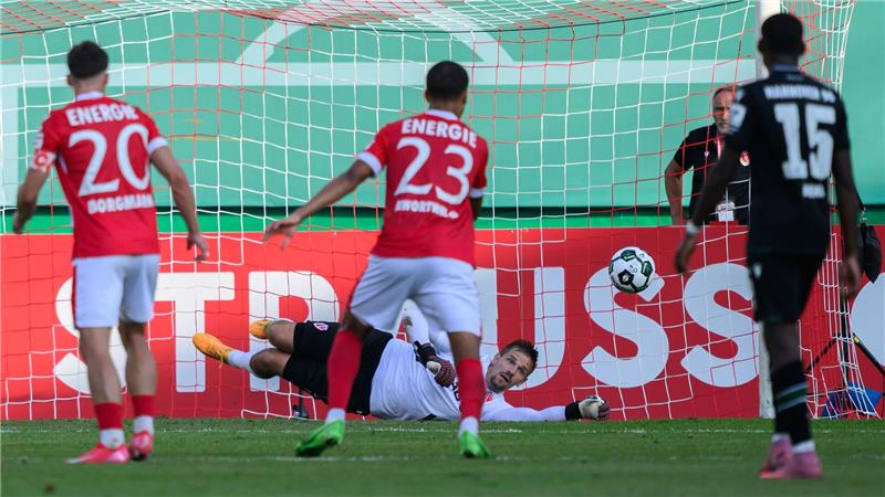 Cottbus-Keeper Alex Sebald fliegt beim Elfmeter in die richtige Ecke. 