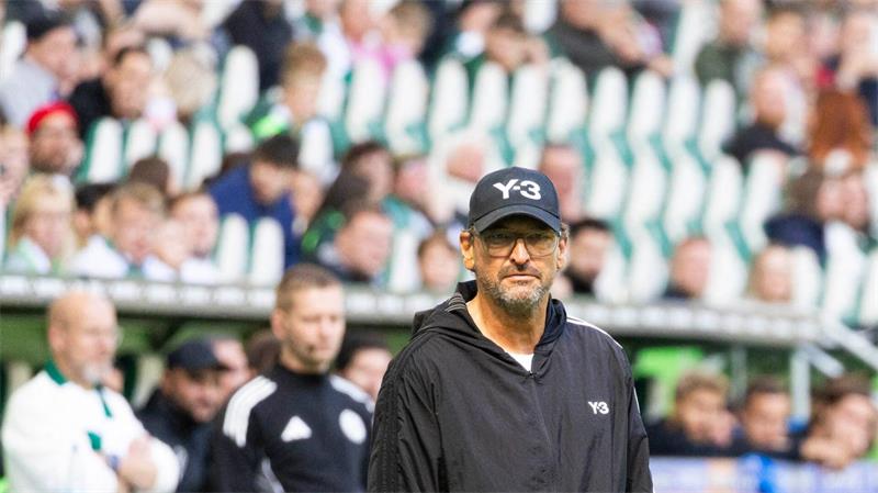 Reizfigur Reese: Cottbus-Coach attackiert eigene Fans Cottbus-Trainer Claus-Dieter Wollitz beim Spiel gegen den VfL Wolfsburg.
