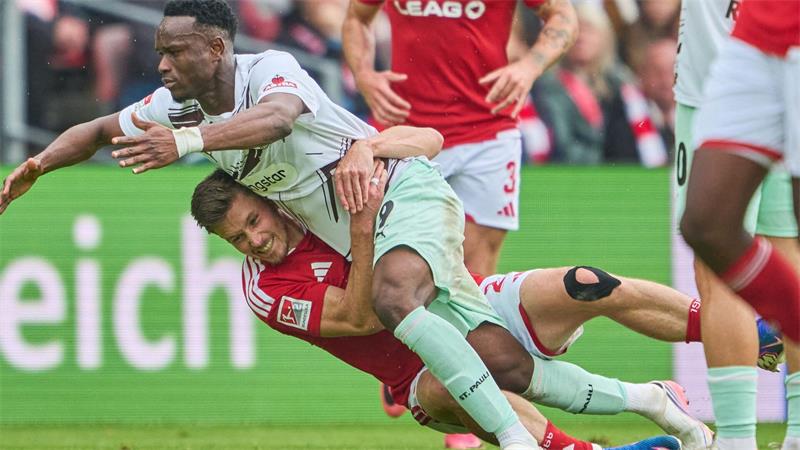 Kein Sieg für Cottbus gegen St. Pauli trotz langer Überzahl Cottbus und St. Pauli lieferten sich ein energisches Spiel.