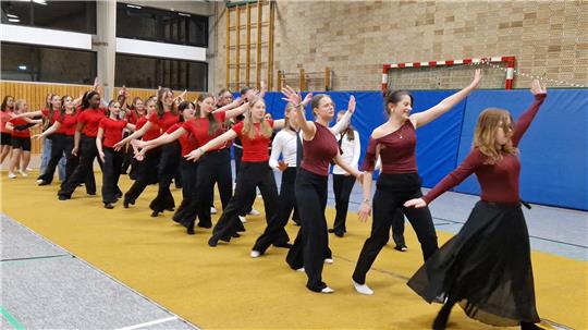 „Cotton Eye Joe“: Zum Abschlusstanz kommen noch einmal alle Mitwirkenden zusammen. So manch einer aus dem Publikum macht sogar mit.