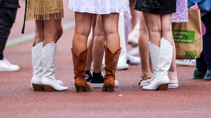 Cowboyboots gehören für viele „Swifties“ zum Outfit dazu.