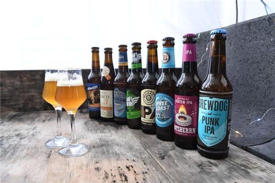 Craft Bier zeichnet sich durch seine Aromen und Zutaten aus. Foto: Laura Ludwig/dpa-tmn