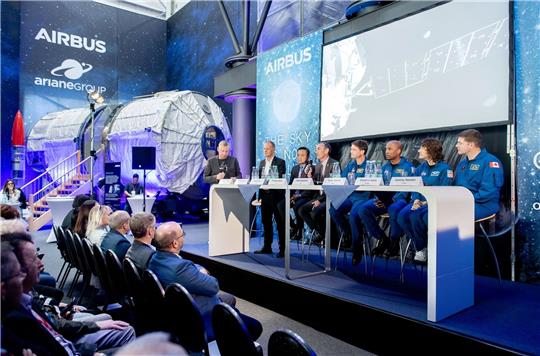 Crew der Artemis 2-Mission spricht bei einem Pressetermin im Gebäude der ArianeGroup vor Journalisten.