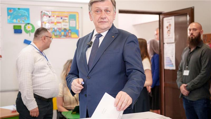 Crin Antonescu ist der Präsidentenkandidat der bürgerlich-sozialdemokratischen Regierungskoalition in Rumänien. Auch er schafft es nach aktuellem Stand in die Stichwahl.
