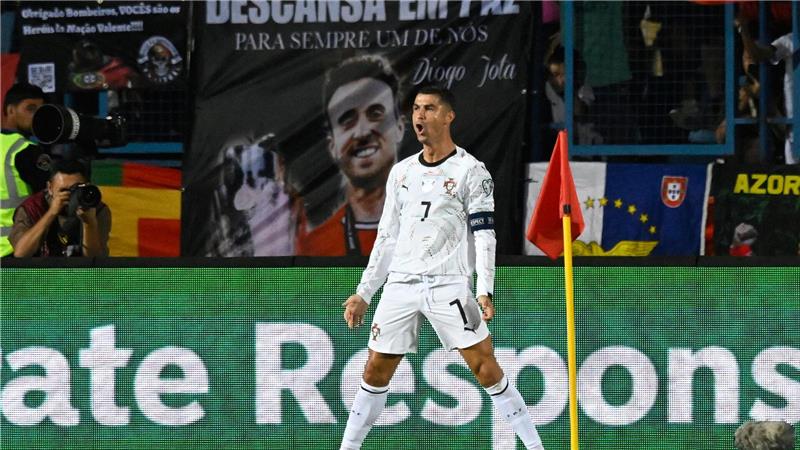 Emotionaler Auftakt: Ronaldo und Portugal erinnern an Jota Cristiano Ronaldo widmete sein 139. Tor im Nationaltrikot Diogo Jota