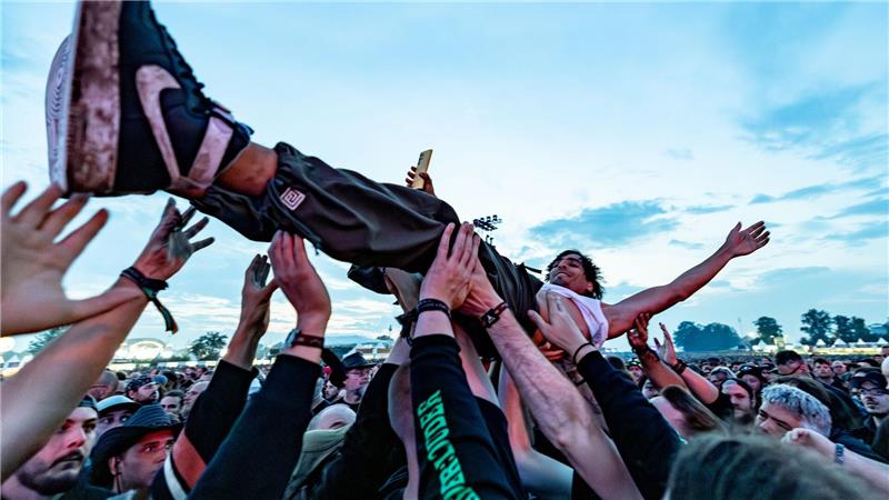 Crowdsurfing steht in Wacken auf der Tagesordnung. (Archivbild)