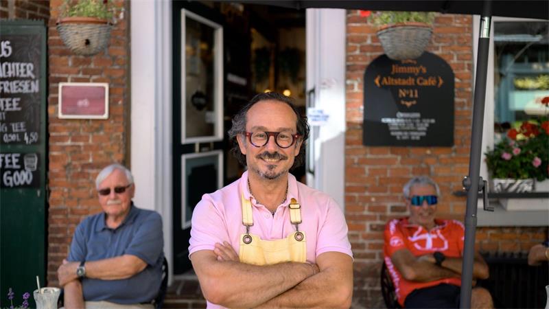 Cumhur Sögütlüoglu alias Jimmy betreibt ein Café in einem ehemaligen Drehort. 