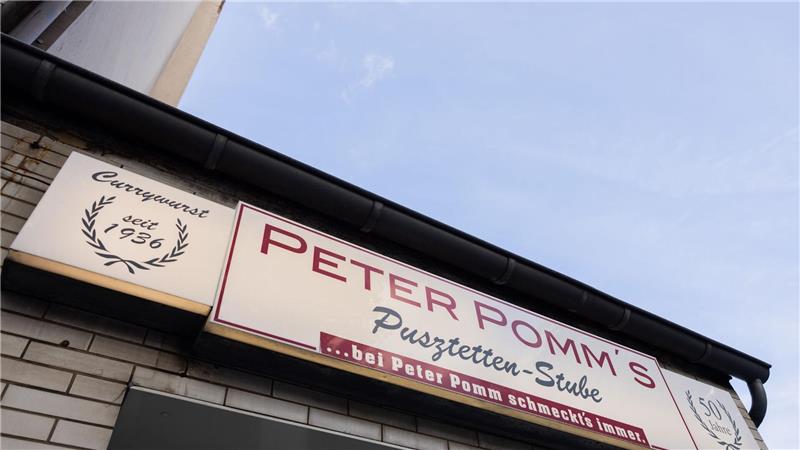Nicht Berlin! Duisburg will Geburtsort der Currywurst sein Currywurst seit 1936: Das Schild an „Peter Pomm’s Pusztetten-Stube“ hat alles ins Rollen gebracht.