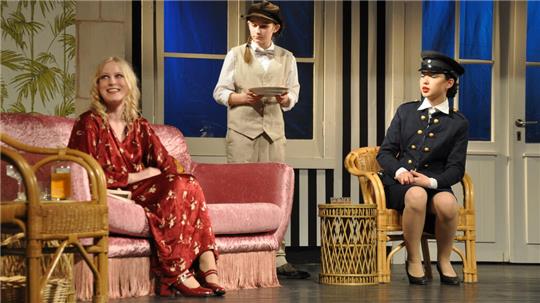 CvD-Theater mit Zukunft (v.l.): Helena Röger mit Mariella Paul und Anna Böttcher, den beiden jüngsten Darstellerinnen im Ensemble.