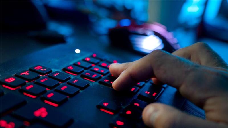 Cyberattacken sind laut Allianz-Risikobarometer nach Einschätzung vieler Manager die größte Gefahr für Unternehmen. (Illustration) 