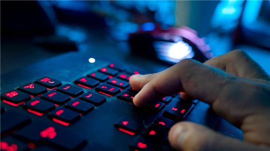 Cyberattacken sind laut Allianz-Risikobarometer nach Einschätzung vieler Manager die größte Gefahr für Unternehmen. (Illustration) 