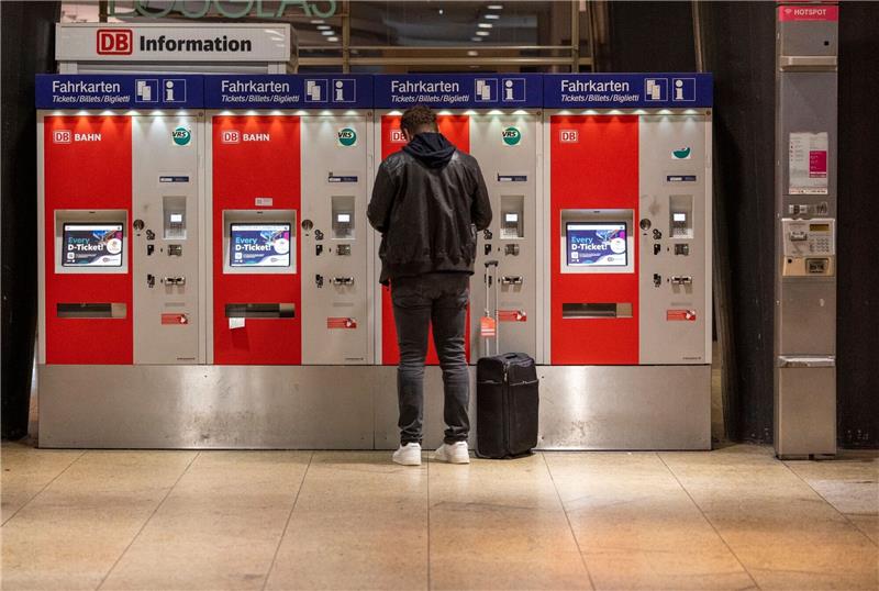 Teureres Deutschlandticket käme für viele nicht in Frage «D-Ticket» steht auf den Monitoren von Fahrkartenautomaten im Hauptbahnhof in Köln.