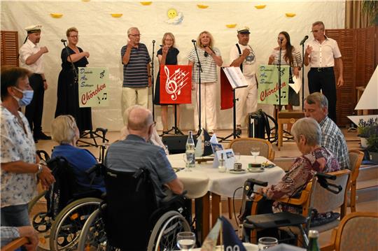„D.A.S. Chörchen“ hatte großen Anteil am Gelingen des Nachmittags: Seemannslieder luden zum Schunkeln und Mitsingen ein.