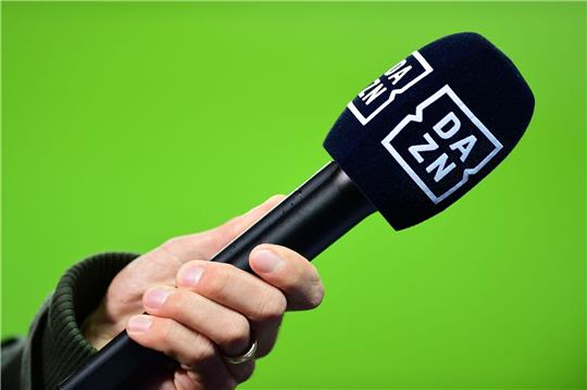 DAZN möchte künftig mehr Bundesligaspiele zeigen.
