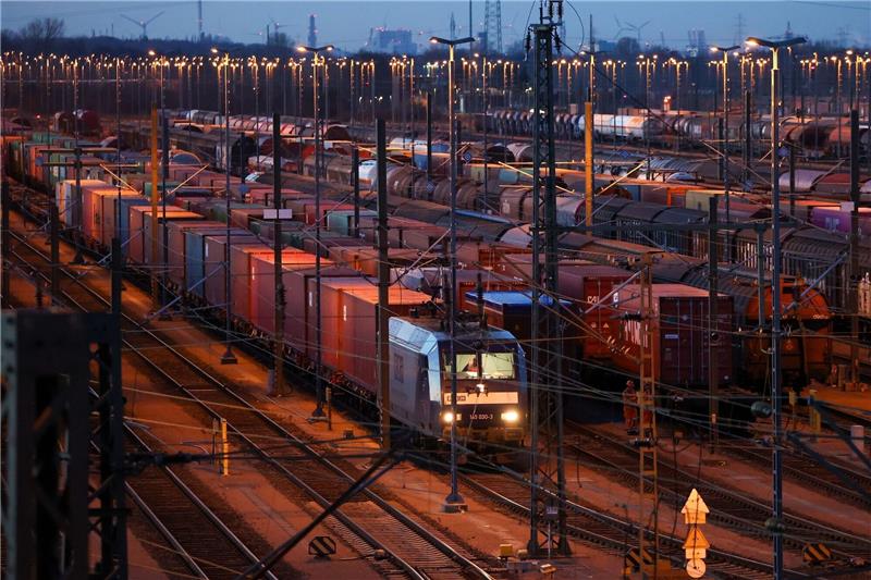 Krise bei DB Cargo - Gewerkschaft äußert sich besorgt DB Cargo schreibt seit Jahren rote Zahlen.