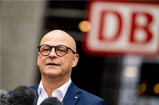 DB-Personalvorstand Martin Seiler äußert sich zu den Tarifverhandlungen zwischen der Deutschen Bahn und der Gewerkschaft Deutscher Lokomotivführer.