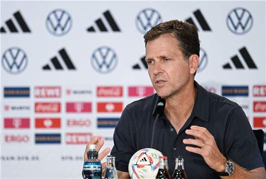 DFB-Direktor Oliver Bierhoff spricht bei einer Pressekonferenz.