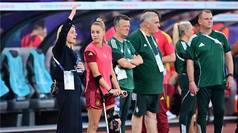 Frankreich-Spiel als „Gradmesser“ für Fußballerinnen und DFB DFB-Direktorin Nia Künzer (l) steht für die nächsten Jahre in der Verantwortung.