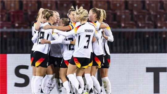 DFB-Frauen jubeln nach dem 1:0 durch Sjoeke Nüsken.