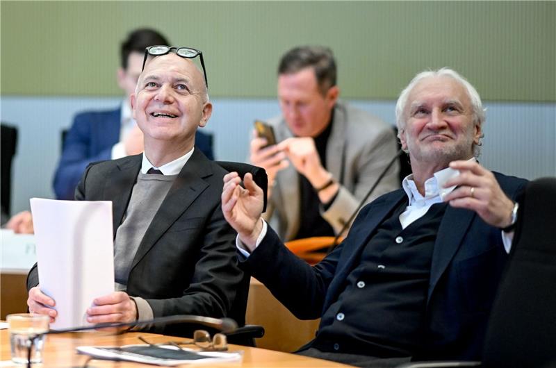 Neuendorf wünscht sich mehr Unterstützung von Politik für EM DFB-Führungsduo: Präsident Bernd Neuendorf (l), und Direktor Rudi Völler.