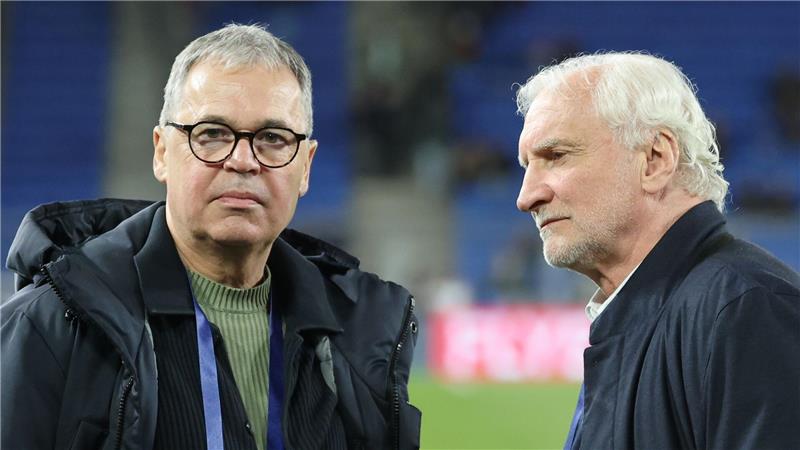 DFB-Geschäftsführer Andreas Rettig (l) hatte zuletzt über das Prämien-Problem gesprochen. (Archivbild) 