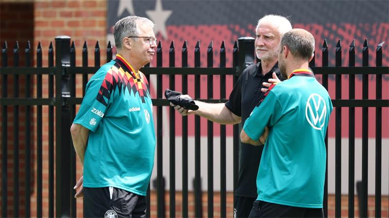 „Messer am Hals“: Paraguay-Plan mit Gerangel im Mittelkreis DFB-Geschäftsführer Andreas Rettig und Rudi Völler haben beim Training viel zu bereden.