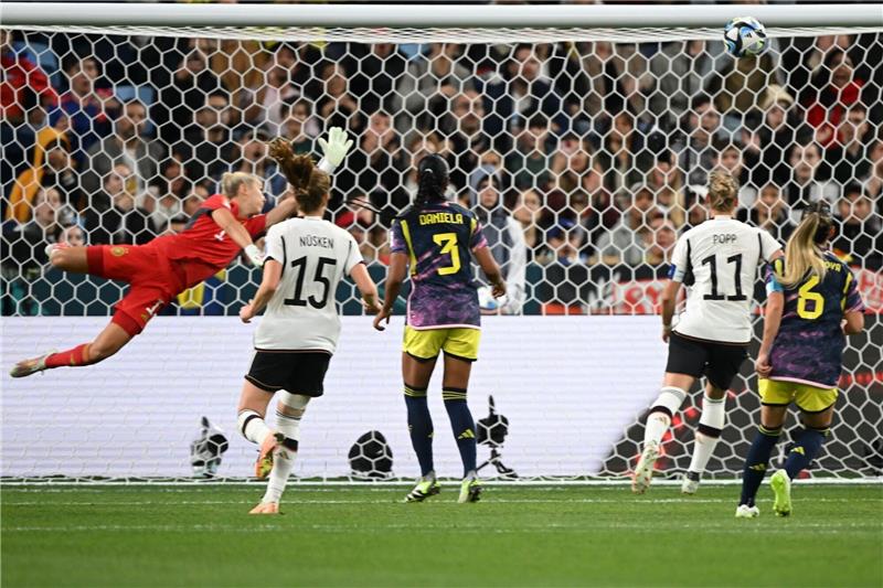 Deutsche Fußballerinnen haushohe Quotensiegerinnen DFB-Keeperin Merle Frohms ist bei Kolumbiens Führung von Linda Caicedo (nicht im Bild) machtlos.