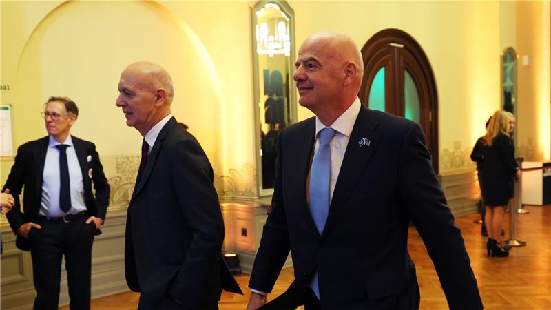 DFB-Präsident Bernd Neuendorf (l.) hat eine klare Meinung zu einer weiteren WM-Ausweitung. 