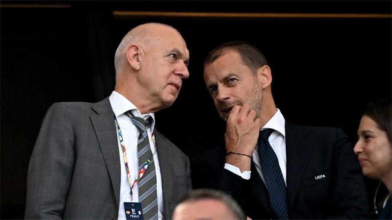 FIFA-Machtkampf eskaliert: UEFA will Infantino verklagen DFB-Präsident Bernd Neuendorf (l) und UEFA-Boss Aleksander Ceferin arbeiten eng zusammen. (Archivbild)