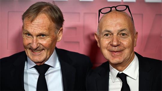 DFB-Präsident Bernd Neuendorf (r) und Ligapräsident und DFB-Vize Hans-Joachim Watzke sollen zu Jürgen Klopp in die USA reisen. (Archivbild)