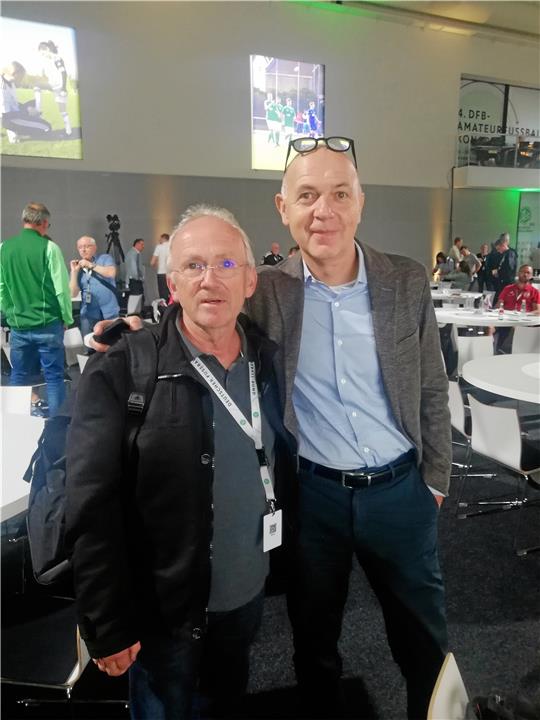 DFB-Präsident Bernd Neuendorf (re.) diskutiert gemeinsam mit Wilfried Hartge und anderen Experten die künftige Ausgestaltung des Fußball-Spielbetriebs. Foto: Privat