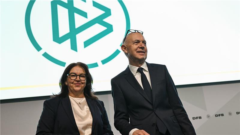 DFB-Spitzenfunktionäre Heike Ullrich und Bernd Neuendorf: großer Schritt für die Frauen-Bundesliga  