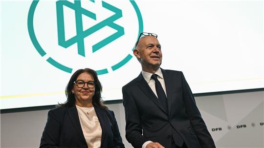 DFB-Spitzenfunktionäre Heike Ullrich und Bernd Neuendorf: großer Schritt für die Frauen-Bundesliga  