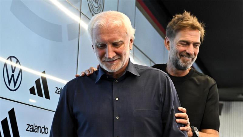 Nach Rücktrittsgedanken: Völler freut sich auf Klopp-Ära DFB-Sportdirektor Rudi Völler (l) freut sich auf die Zusammenarbeit mit Bundestrainer Jürgen Klopp (r).