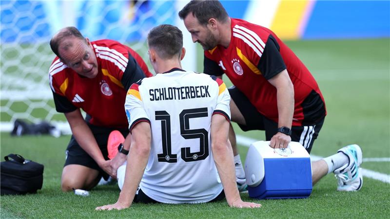 DFB-Teamarzt Jochen Hahne (l) ist für Bundestrainer Nagelsmann ein wichtiger Ansprechpartner.